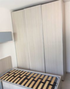 Armadio con ante scorrevoli in rovere sbiancato
